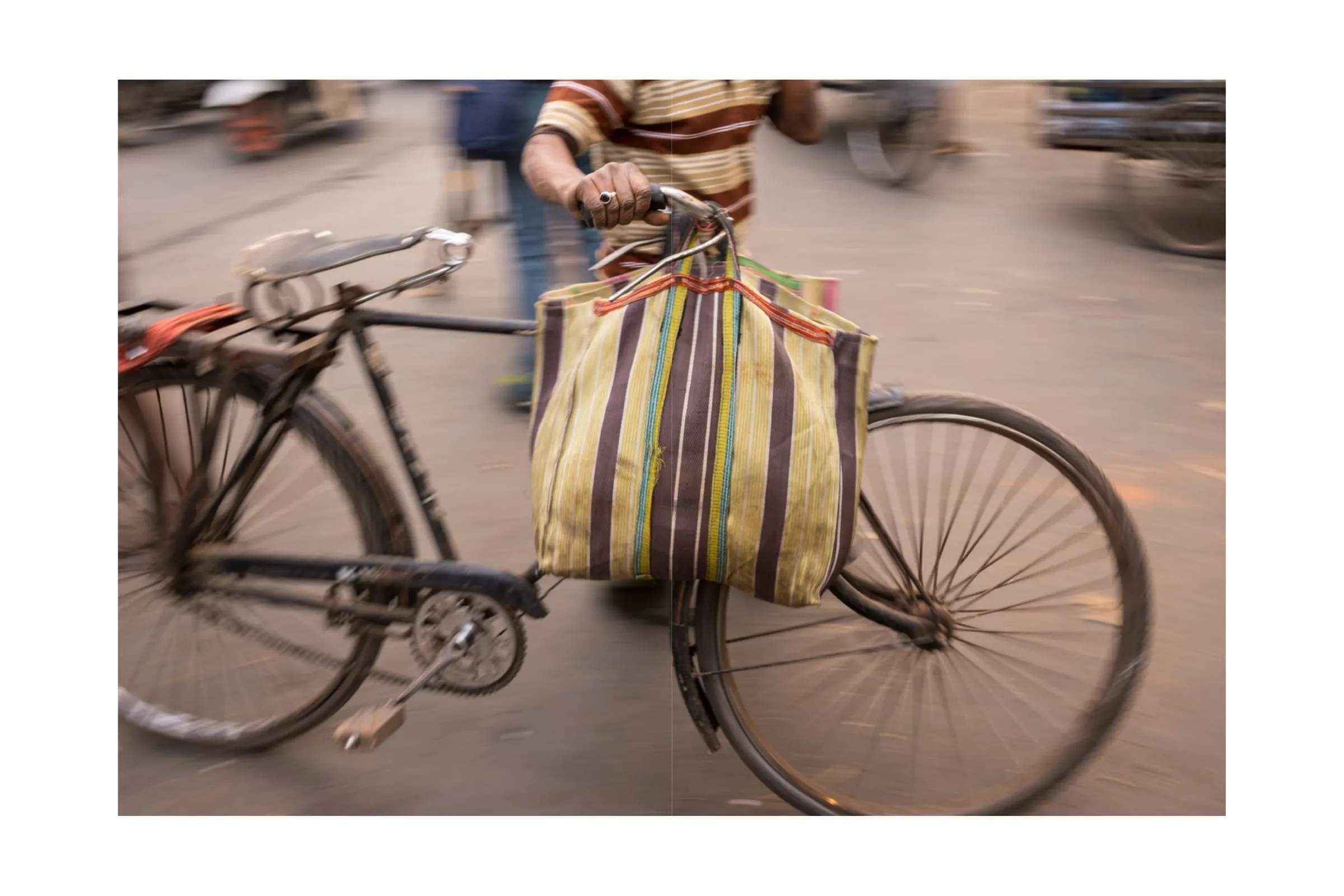 Mit weißen Bündeln beladenes Fahrrad